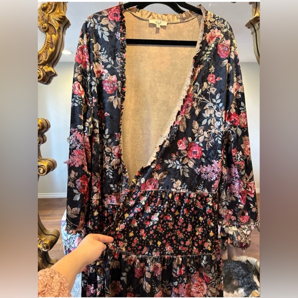 Anthropologie easel brand velvet tired kimono